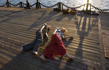© Сергей Мишин. Перформанс у театра Стаса Намина на набережной Москвы-реки, 2006 год