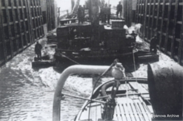 Баржи входят в шлюз. 1933