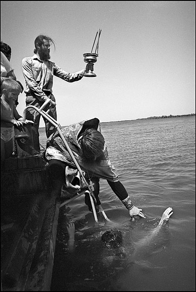 Крещение в воде, плавающая церковь, окрестности Волгограда. 2000