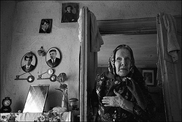 Старая актриса в своем доме, окрестности Рыбинска. 2000