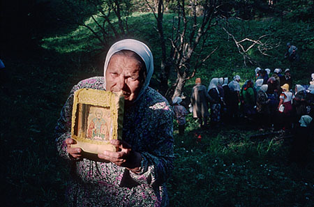 Паломница с иконой Святого Николая. Крестный ход на реку Великую, Кировская область