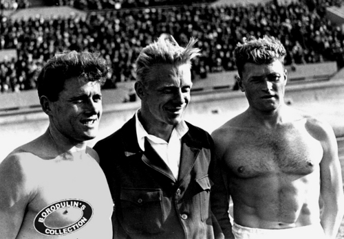 Легендарные спортсмены — братья Знаменские и их тренер В. Стеблов. 1934