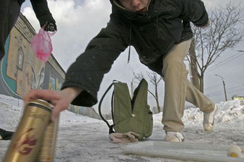 это Саша Трун – граффити его хобби и работа; он специализируется на шрифтах; в основном «граффитчики» подразделяются на тех, кто рисует шрифты/надписи, и тех, кто рисует персонажей…