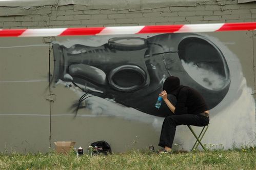 фестиваль граффити «Meeting of styles»; это легальное мероприятие, но некоторые всё же прячут лицо;