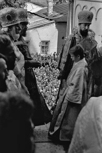 Из серии "Первая служба в храме Петра и Павла". Казань, 1990