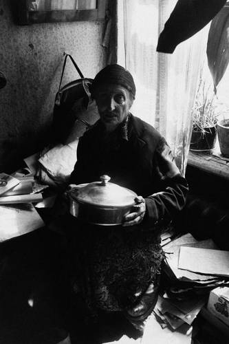 Старуха с мельхиоровой миской. 1975