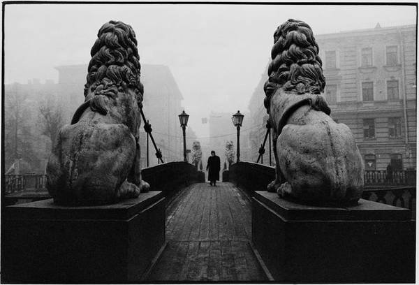Львиный мостик с прохожим. 1982