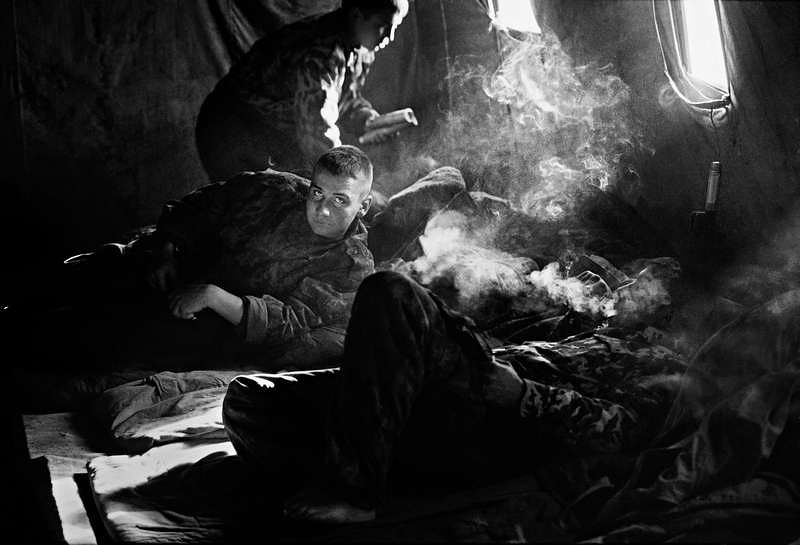 Из цикла «Солдатский труд», Чечня, 2000