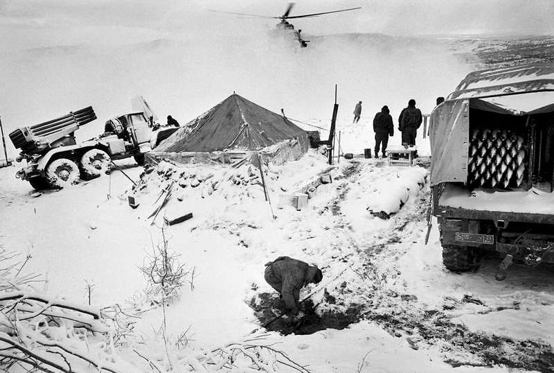 Из цикла «Солдатский труд», Чечня, 2000