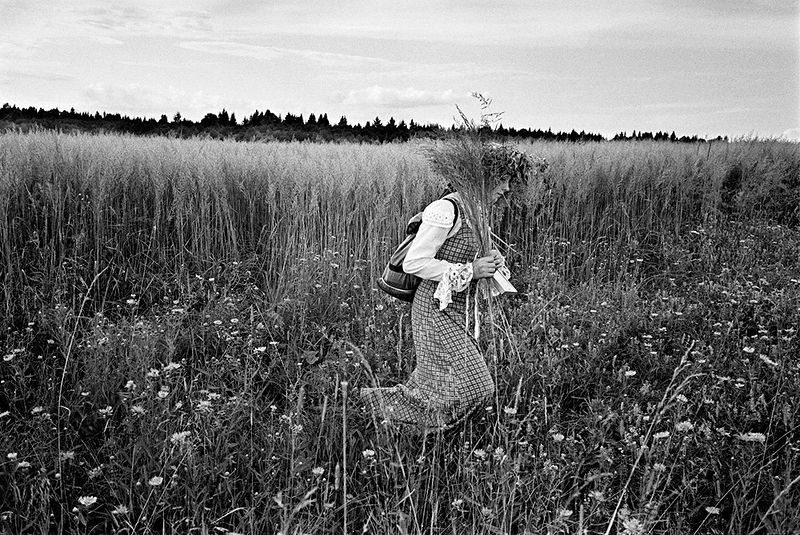 Девушка в венке. Ярославская область. 2006
