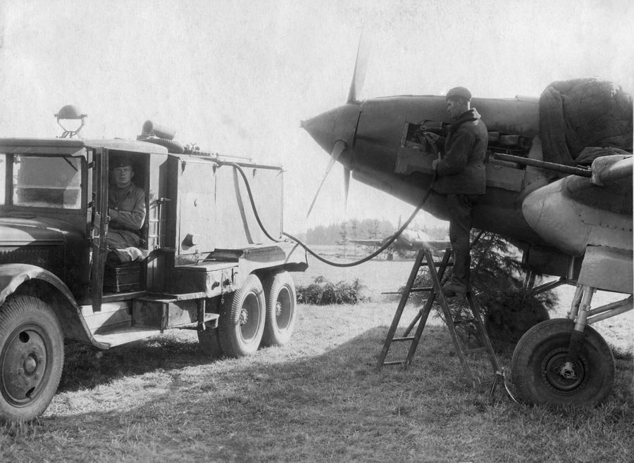 Заправка штурмовика ИЛ-2. 1944. Бумага, черно-белая фотопечать. 30 х 45 см