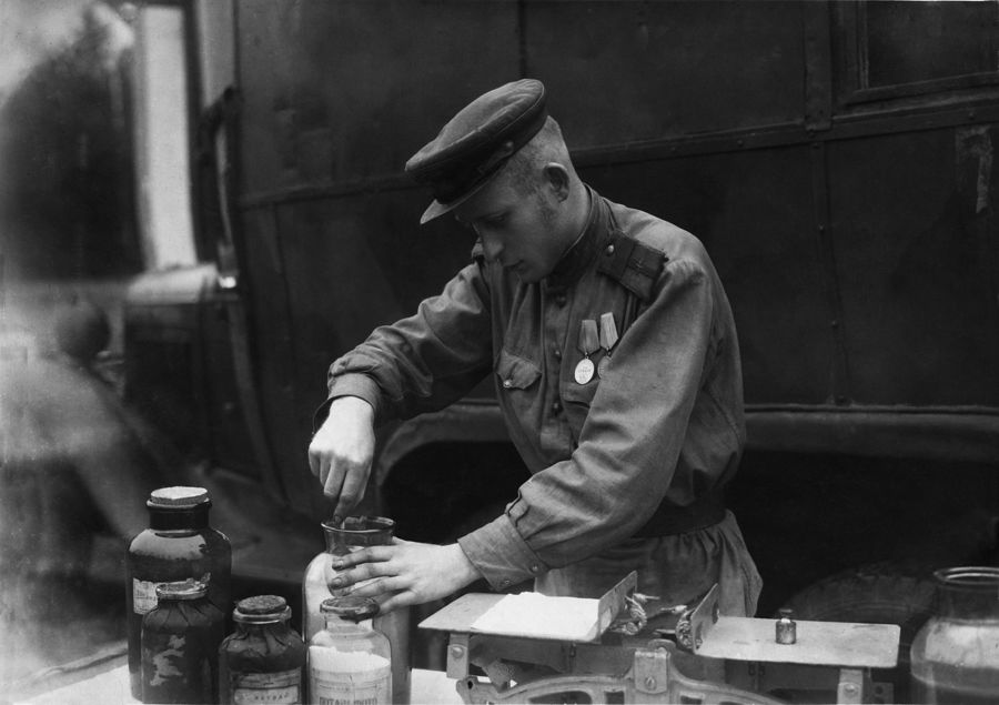 Работа фотослужбы полка: составление растворов. 1941–45. Бумага, черно-белая фотопечать. 20 х 30 см