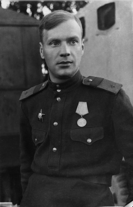 Старший сержант Евгений Иванов. 1943. Бумага, черно-белая фотопечать. 30 х 20 см