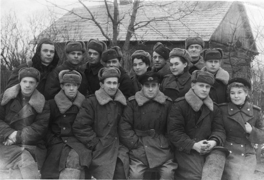 Работники фотослужбы. Мариямполе. 1945. Бумага, черно-белая фотопечать. 20 х 30 см