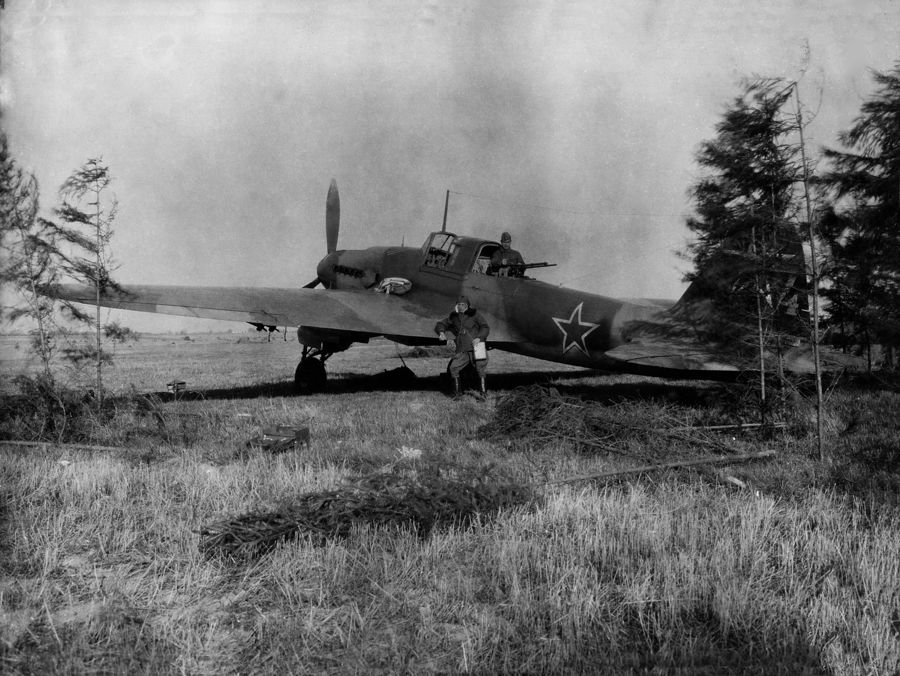 Экипаж штурмовика Ил-2. В экипаж входили лётчик и стрелок радист. 1941–45. Бумага, черно-белая фотопечать. 30 х 45 см