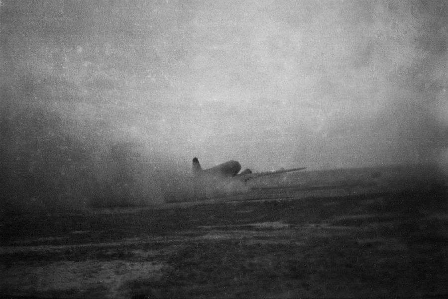 Взлёт военно-транспортного самолёта Ли-2. 1941–45. Бумага, черно-белая фотопечать. 20 х 30 см