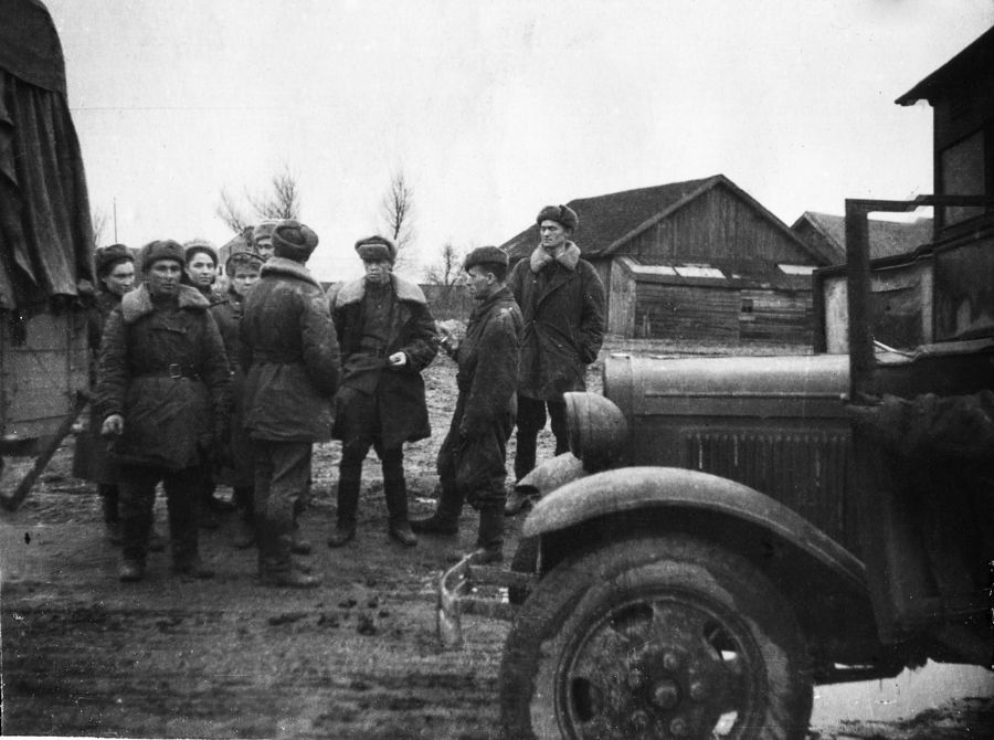 Остановка в пути. 1944. Бумага, черно-белая фотопечать. 20 х 30 см