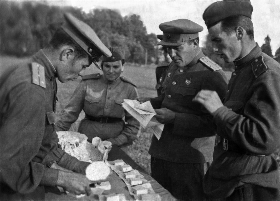 Выдача спецпайка для летчиков-творог. 1944. Бумага, черно-белая фотопечать. 20 х 30 см