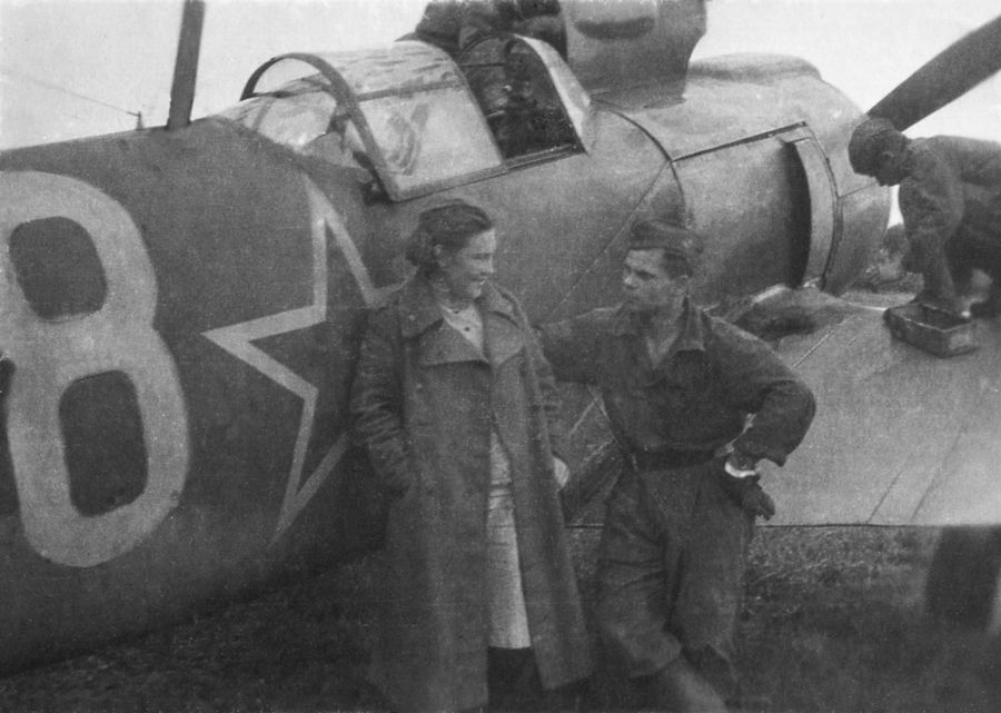 Пара. На фоне самолета. 1944. Бумага, черно-белая фотопечать. 20 х 30 см