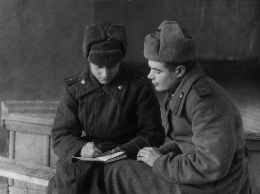 Вахненко и Дерунов считают портянки. 1945. Бумага, черно-белая фотопечать. 20 х 30 см
