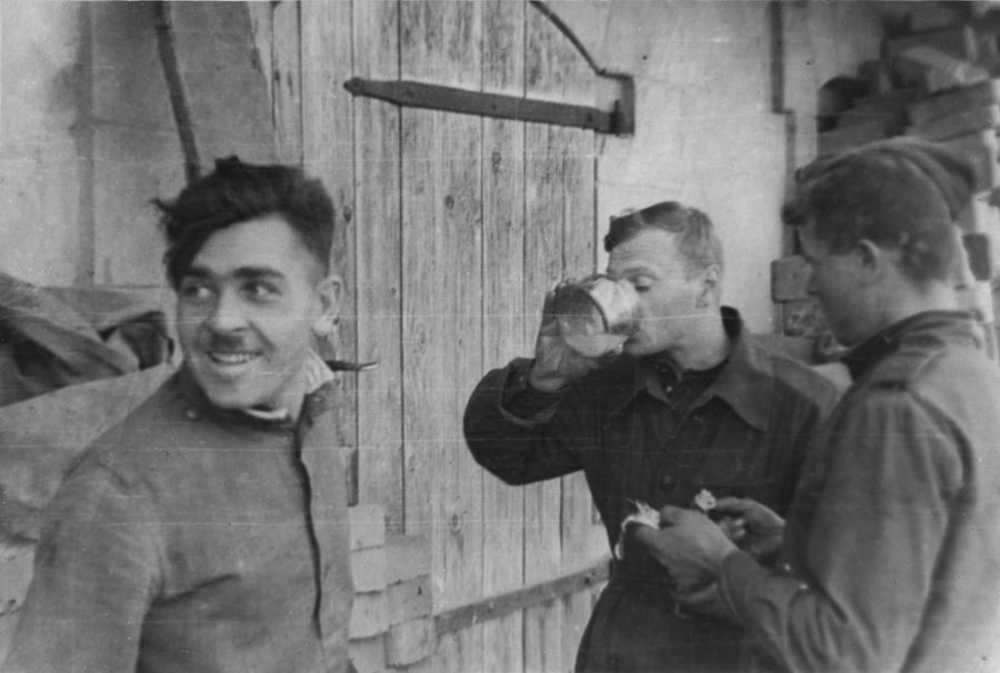 Пьют спирт: Иванов, Синицин с закуской, Фомичёв на стрёме. Рыбиха. 1944. Бумага, черно-белая фотопечать. 20 х 30 см