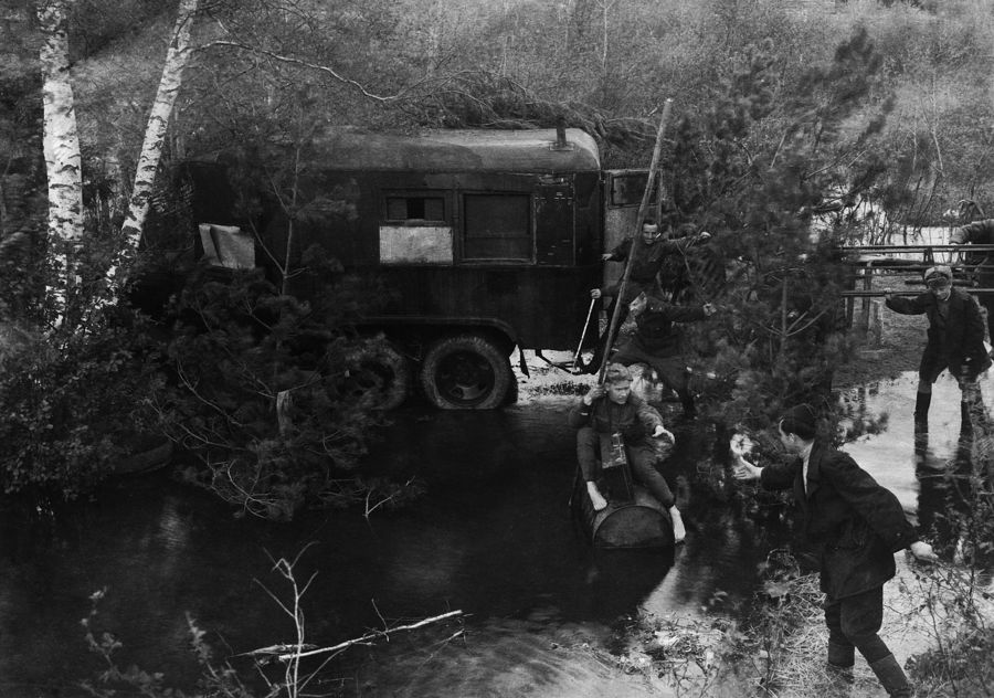 Переправа через безымянную реку. 1944. Бумага, черно-белая фотопечать. 30 х 45 см
