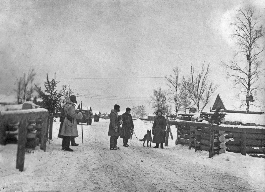 Контрольно-пропускной пункт под Новгородом. 1943–44. Бумага, черно-белая фотопечать. 30 х 45 см
