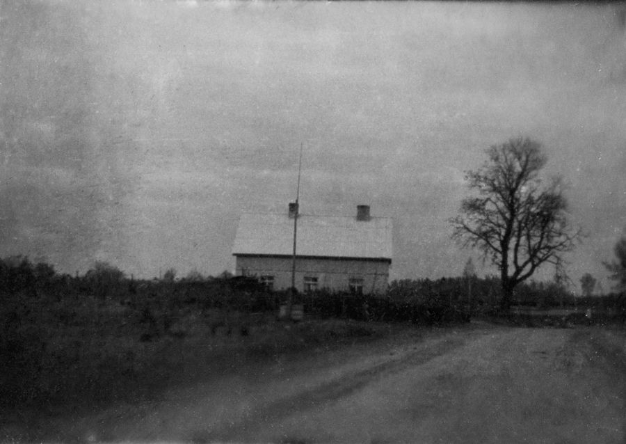 Дом у дороги. Прибалтика. 1944. Бумага, черно-белая фотопечать. 20 х 30 см