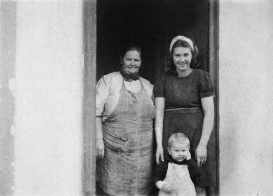 Мирные жители освобождённой Прибалтики. 1944. Бумага, черно-белая фотопечать. 20 х 30 см