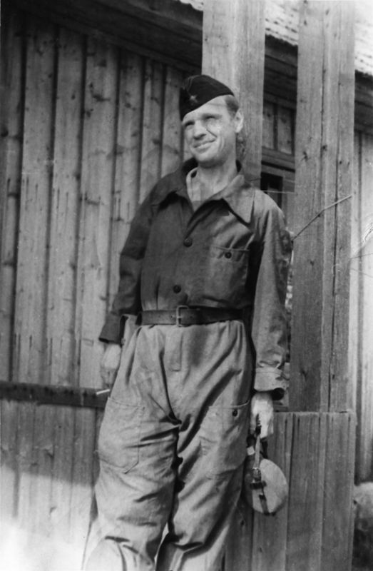 Евгений Иванов, специалист по фотоаппаратуре. 1941–45. Бумага, черно-белая фотопечать. 30 х 20 см