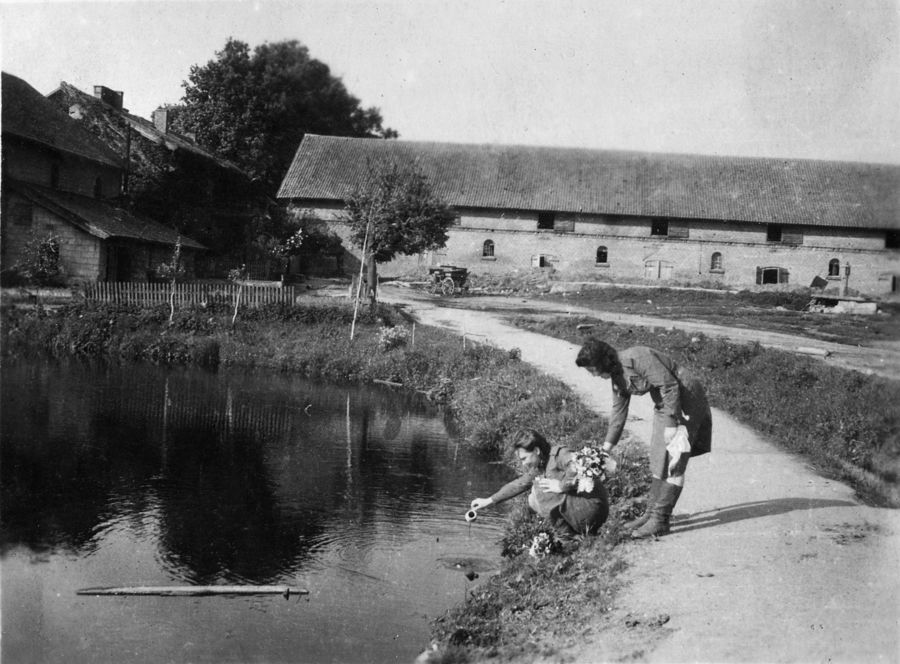 Набирают воду для цветов. Дамерау. 1945. Бумага, черно-белая фотопечать. 20 х 30 см
